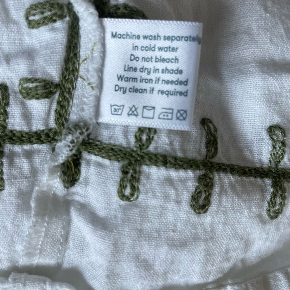 Roller Rabbit white top floral embroidery  30723. - Picture 5 of 6